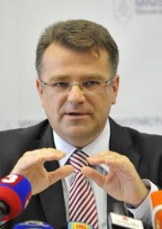 Uhliarik sa pri ozdravovaní sektora zameria na nemocnice a lieky