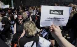 Zdravotné sestry a pôrodné asistentky prišli protestovať pred NR SR
