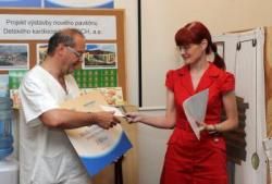 Detské kardiocentrum dostalo šek na zakúpenie transportného vozíka