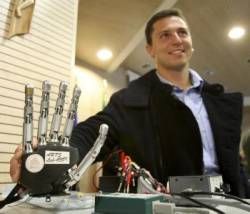 V Taliansku pacientovi úspešne napojili robotickú ruku
