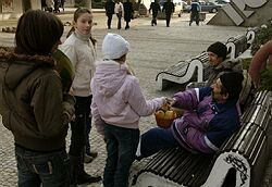 V uliciach mesta dnes vymieňali cigarety za jablká